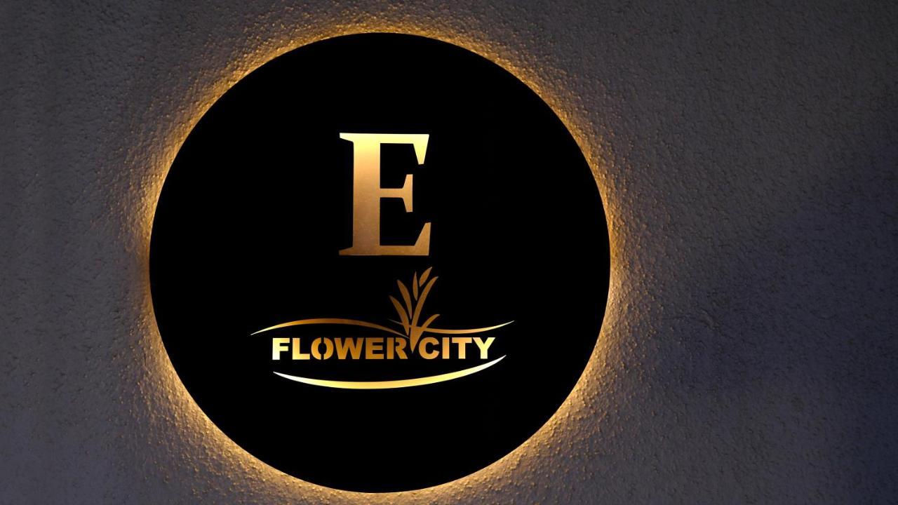 ヤロヴァ Flower City Suitsアパートホテル エクステリア 写真